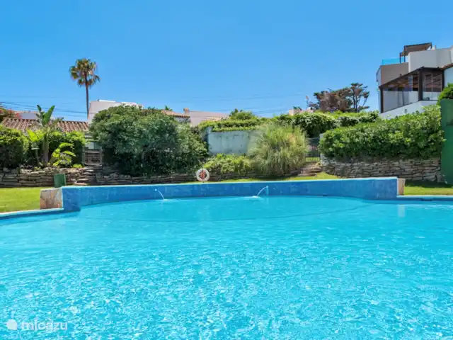 Maison de plage Diez | Espagne, Costa del Sol, Estepona - villa Une des nombreuses piscines communes du parc, elle est située juste en face de la porte d'entrée.
