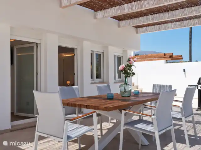 Maison de plage Diez | Espagne, Costa del Sol, Estepona - villa Détendez-vous à l'ombre de la pergola au rez-de-chaussée