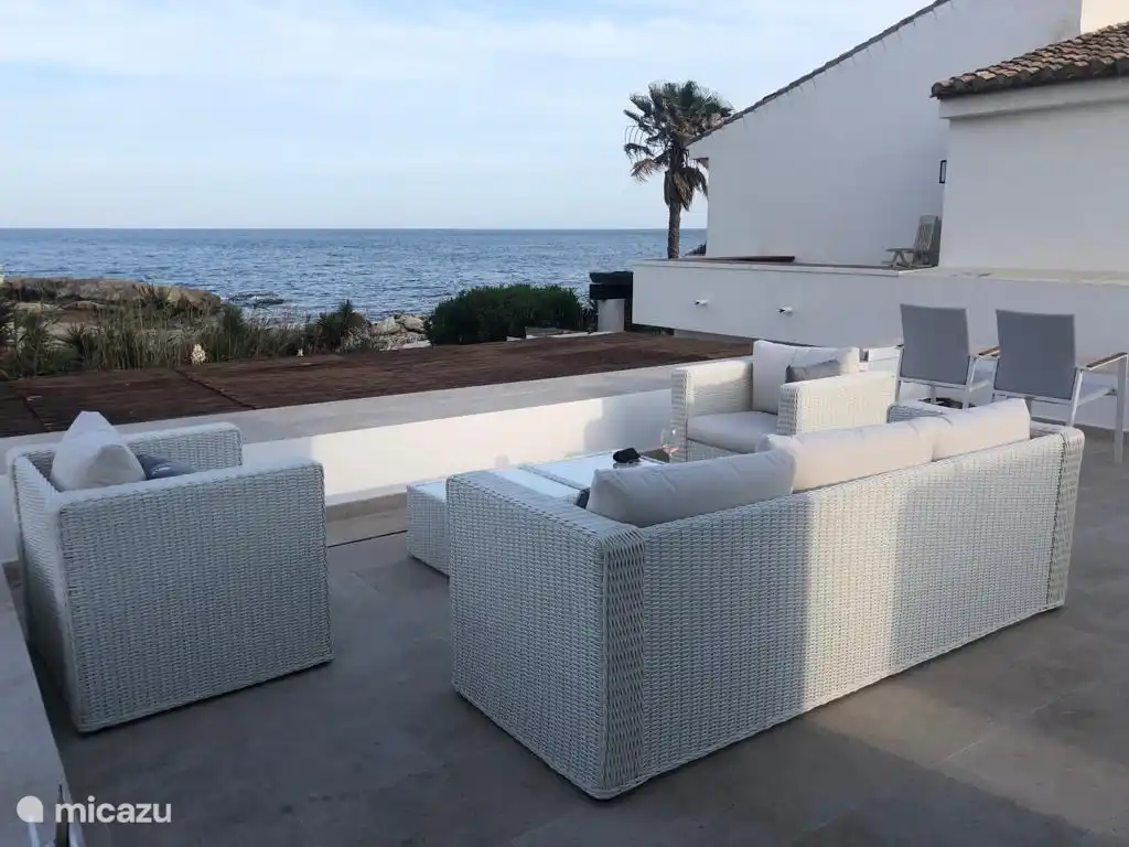 Die Dachterrasse ist wunderbar in der Sonne und der Meeresbrise