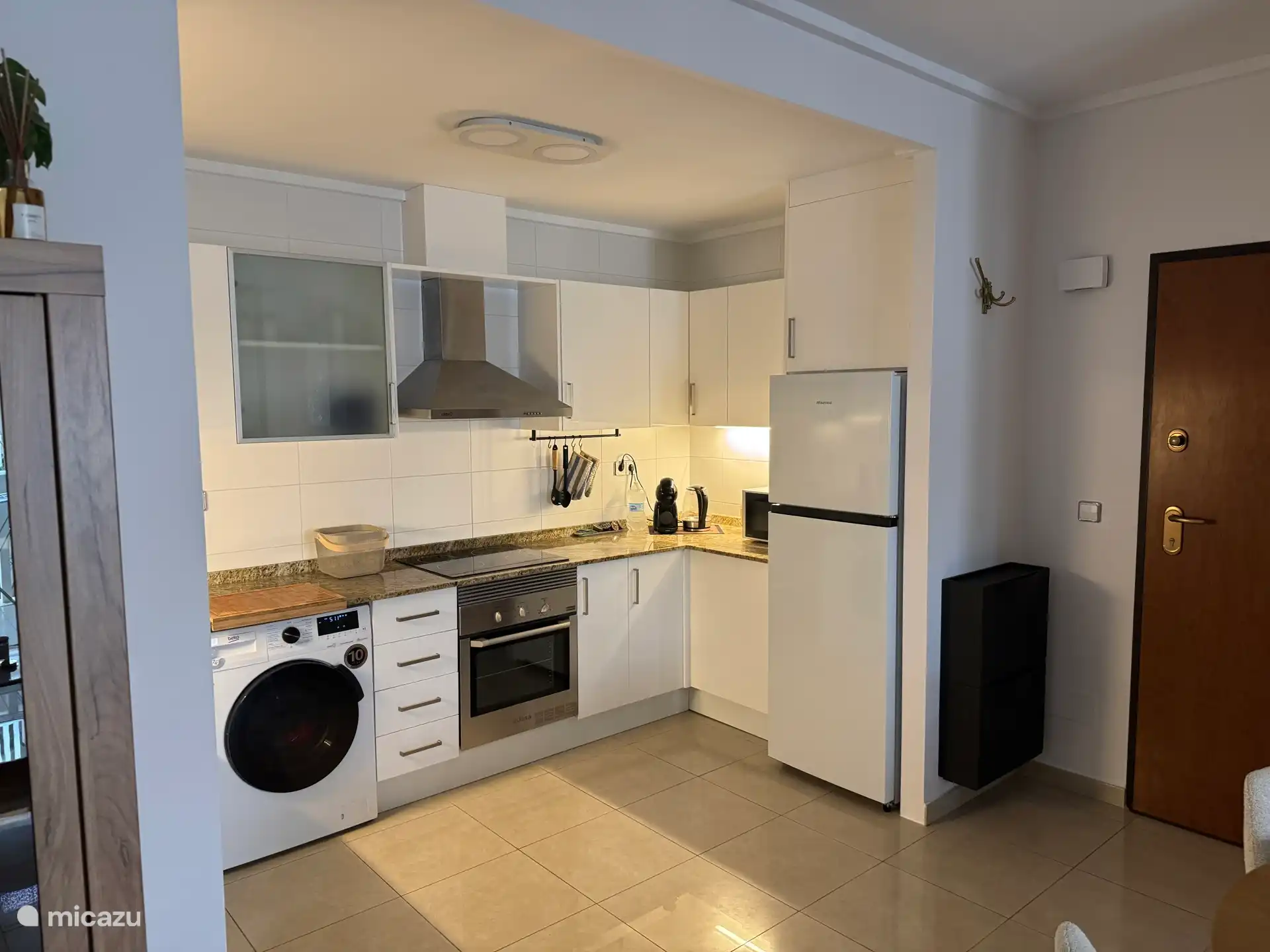 Küche mit neuem Kühlschrank 2025, Waschmaschine und Geschirrspüler 2024