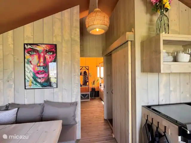 glamping / safaritent / yurt huren in Nederland, Friesland, Grouw – Safarilodge Grou, luxe op een eiland woon-/eetgedeelte