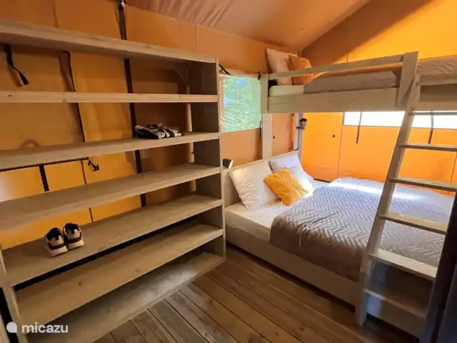 glamping / safaritent / yurt huren in Nederland, Friesland, Grouw – Safarilodge Grou, luxe op een eiland slapkamer 2