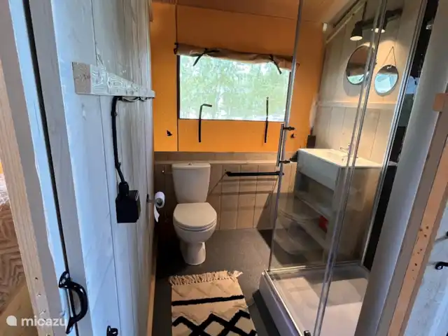 glamping / safaritent / yurt huren in Nederland, Friesland, Grouw – Safarilodge Grou, luxe op een eiland badkamer