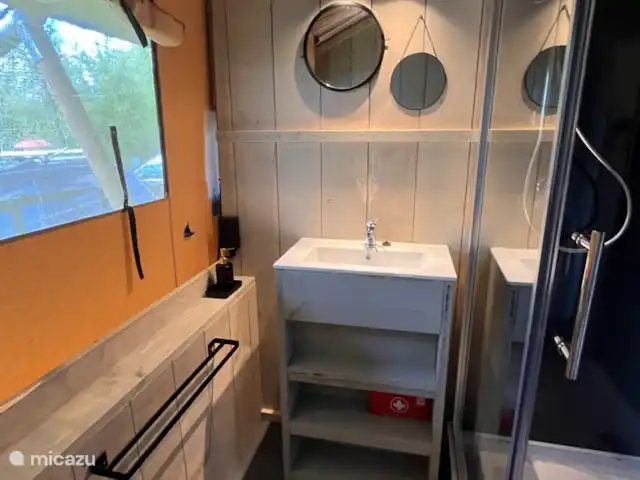 glamping / safaritent / yurt huren in Nederland, Friesland, Grouw – Safarilodge Grou, luxe op een eiland badkamer