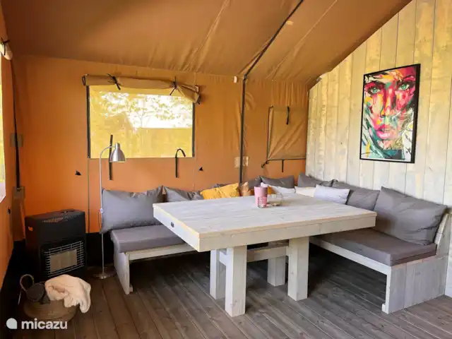 glamping / safaritent / yurt huren in Nederland, Friesland, Grouw – Safarilodge Grou, luxe op een eiland eetgedeelte
