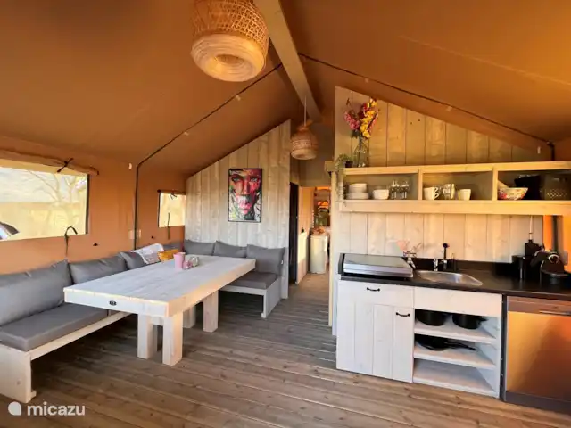 glamping / safaritent / yurt huren in Nederland, Friesland, Grouw – Safarilodge Grou, luxe op een eiland open keuken met grote eettafel