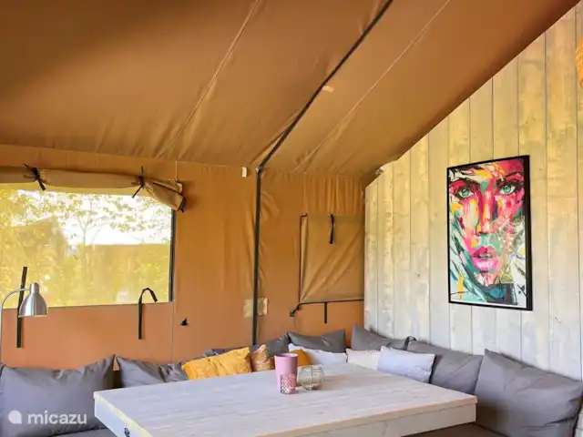 glamping / safaritent / yurt huren in Nederland, Friesland, Grouw – Safarilodge Grou, luxe op een eiland eetgedeelte