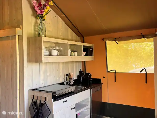 glamping / safaritent / yurt huren in Nederland, Friesland, Grouw – Safarilodge Grou, luxe op een eiland keuken