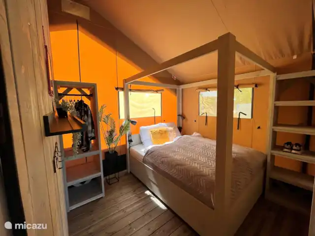 glamping / safaritent / yurt huren in Nederland, Friesland, Grouw – Safarilodge Grou, luxe op een eiland slaapkamer 1