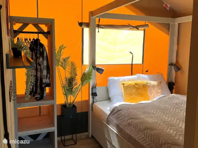 glamping / safaritent / yurt huren in Nederland, Friesland, Grouw – Safarilodge Grou, luxe op een eiland slaapkamer 1