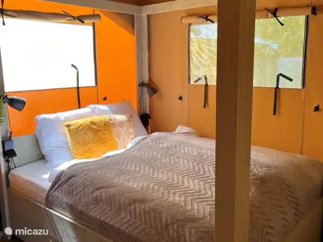 glamping / safaritent / yurt huren in Nederland, Friesland, Grouw – Safarilodge Grou, luxe op een eiland slaapkamer 1