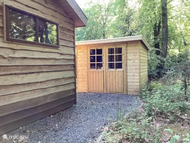 Wandelen, Nederland, Gelderland, Ermelo, chalet Boshuisje Hans & Klaartje Fietsschuurtje achter het boshuisje