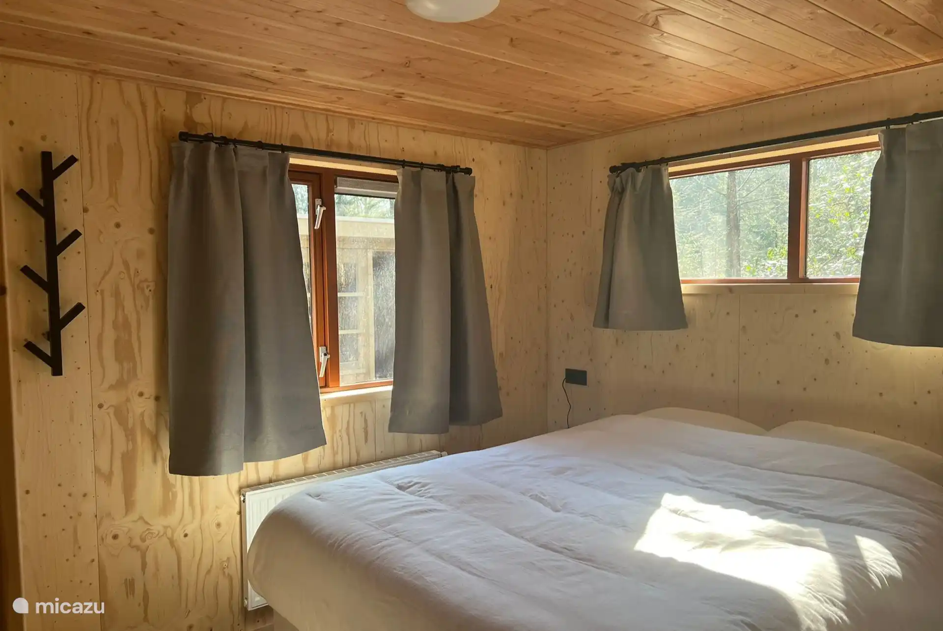 Hauptschlafzimmer mit Doppel-Boxspringbett, Platz um das Bett, Telefonanschlüssen auf beiden Seiten und Nachtlichtern