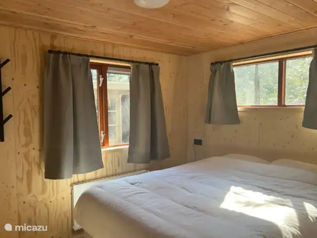 Wandelen, Nederland, Gelderland, Ermelo, chalet Boshuisje Hans & Klaartje Master bedroom met een 2 persoons boxspring, ruimte rondom het bed, stopcontacten voor telefoon aan beide kanten & nachtlampjes