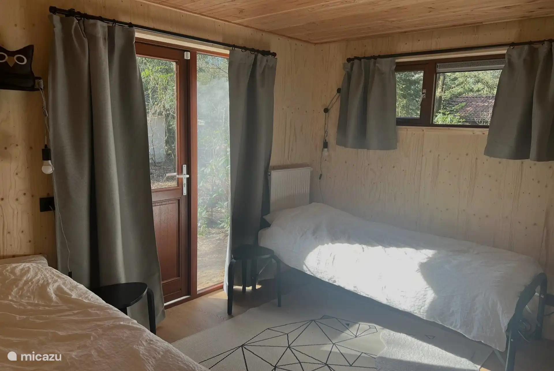 2. Schlafzimmer mit 2x freistehenden Einzelbett, Steckdosen und Nachtlichtern,