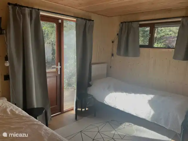 Wandelen, Nederland, Gelderland, Ermelo, chalet Boshuisje Hans & Klaartje 2e slaapkamer met 2x vrijstaand eenpersoonsbed, stopcontacten en nachtlampjes,