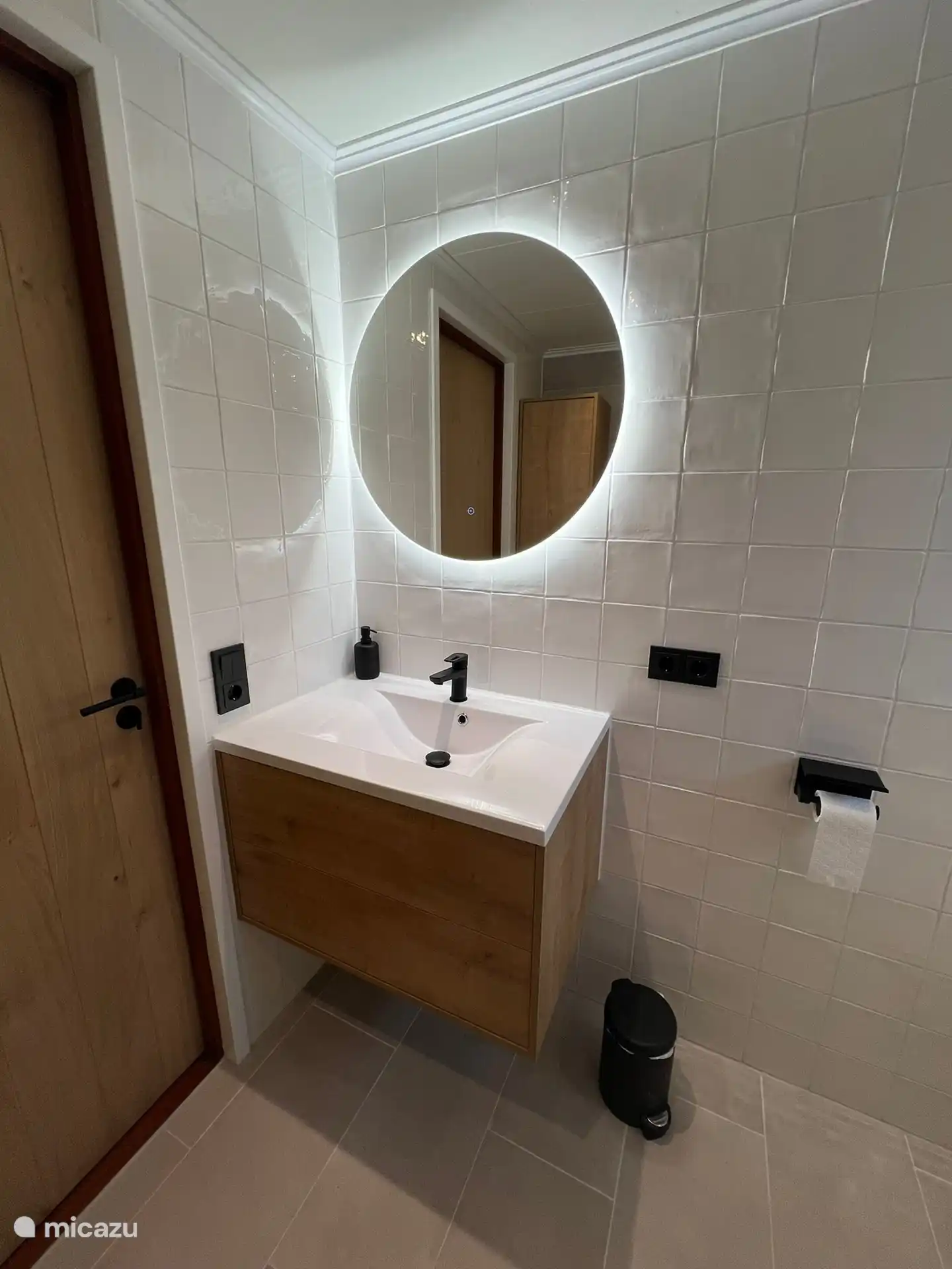 Beleuchteter Spiegel und moderne Badezimmermöbel