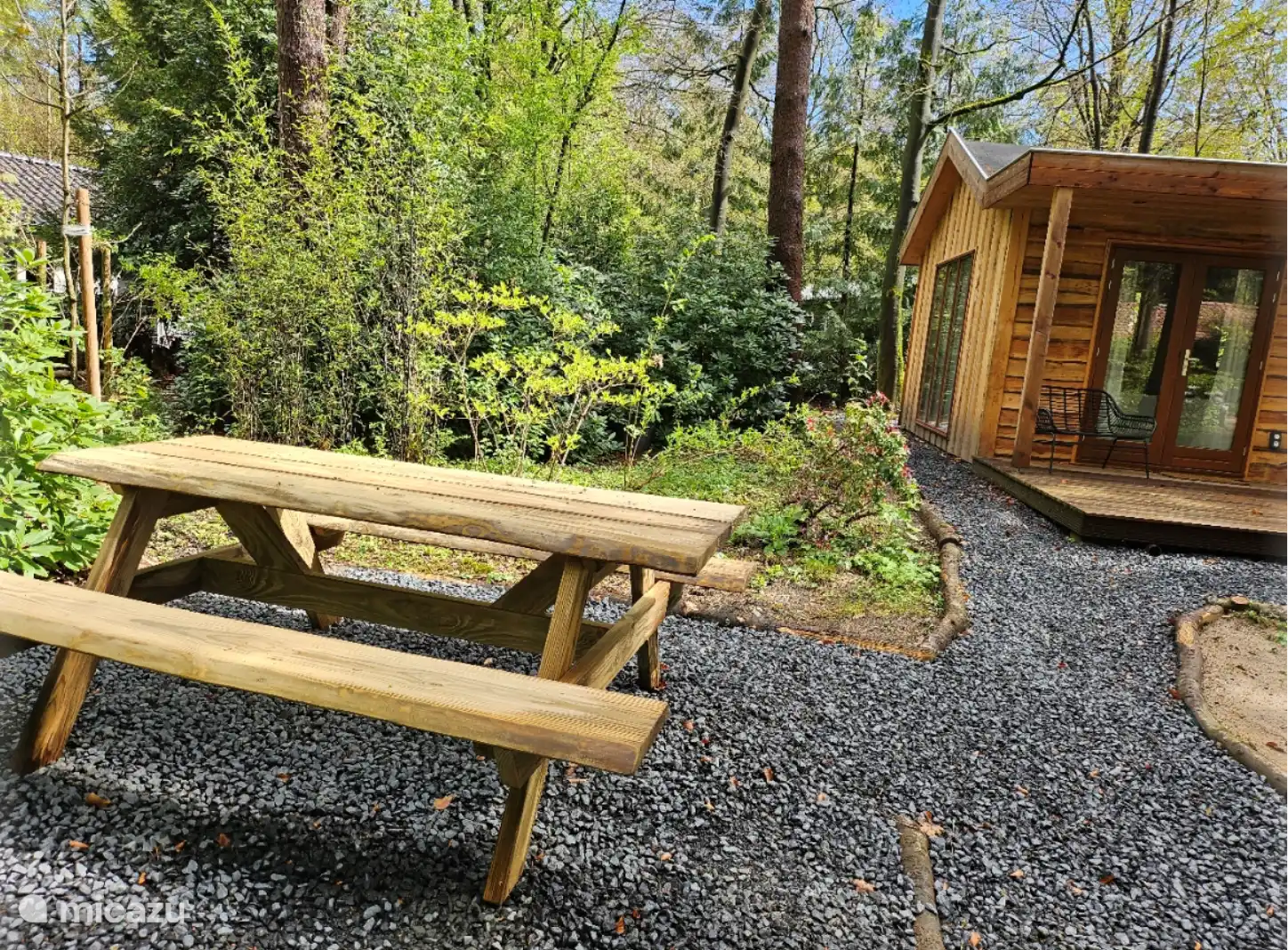 Picknicktisch mit Frühlingsblüten