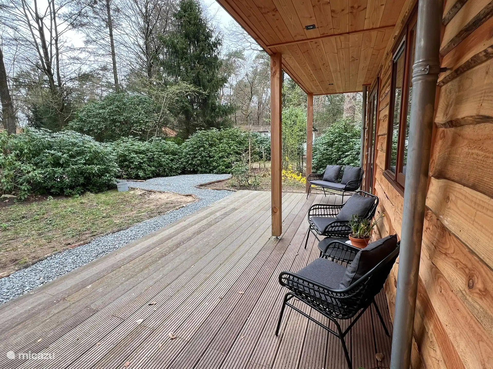 Teilweise überdachte Veranda mit Gartensitzplätzen (kurz vor der Ankunft des Picknicktisches)