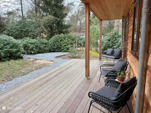 Wandelen, Nederland, Gelderland, Ermelo, chalet Boshuisje Hans & Klaartje Gedeeltelijk overdekte veranda met tuinzitje (nog net vóór de komst van de picknicktafel)