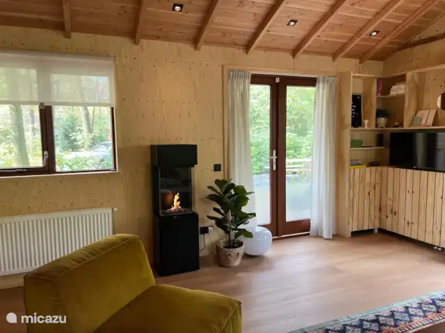 Wandelen, Nederland, Gelderland, Ermelo, chalet Boshuisje Hans & Klaartje Foto met 'haardzicht'