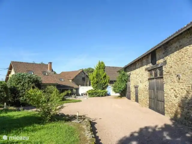 Retraite française - Chant Oiseau | France, Dordogne, Nontron - maison de vacances Entrée principale avec beaucoup de stationnement gratuit
