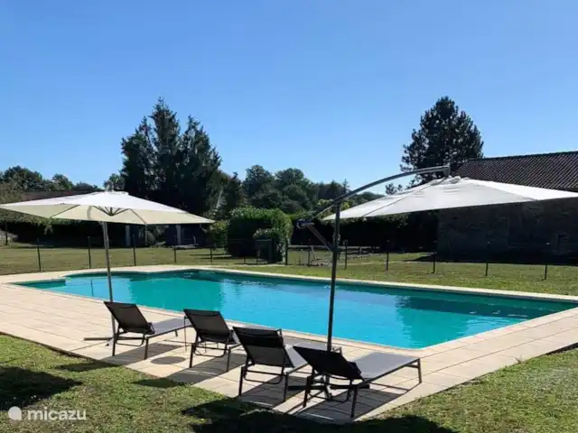 Retraite française - Chant Oiseau | France, Dordogne, Nontron - maison de vacances Piscine de 14x7m avec de nombreux transats, parasols et un pool house avec douche, WC et lavabo. La piscine est clôturée.