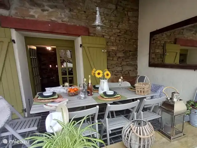 Retraite française - Chant Oiseau | France, Dordogne, Nontron - maison de vacances Terrasse extérieure couverte pouvant accueillir jusqu'à 8 personnes avec BBQ.