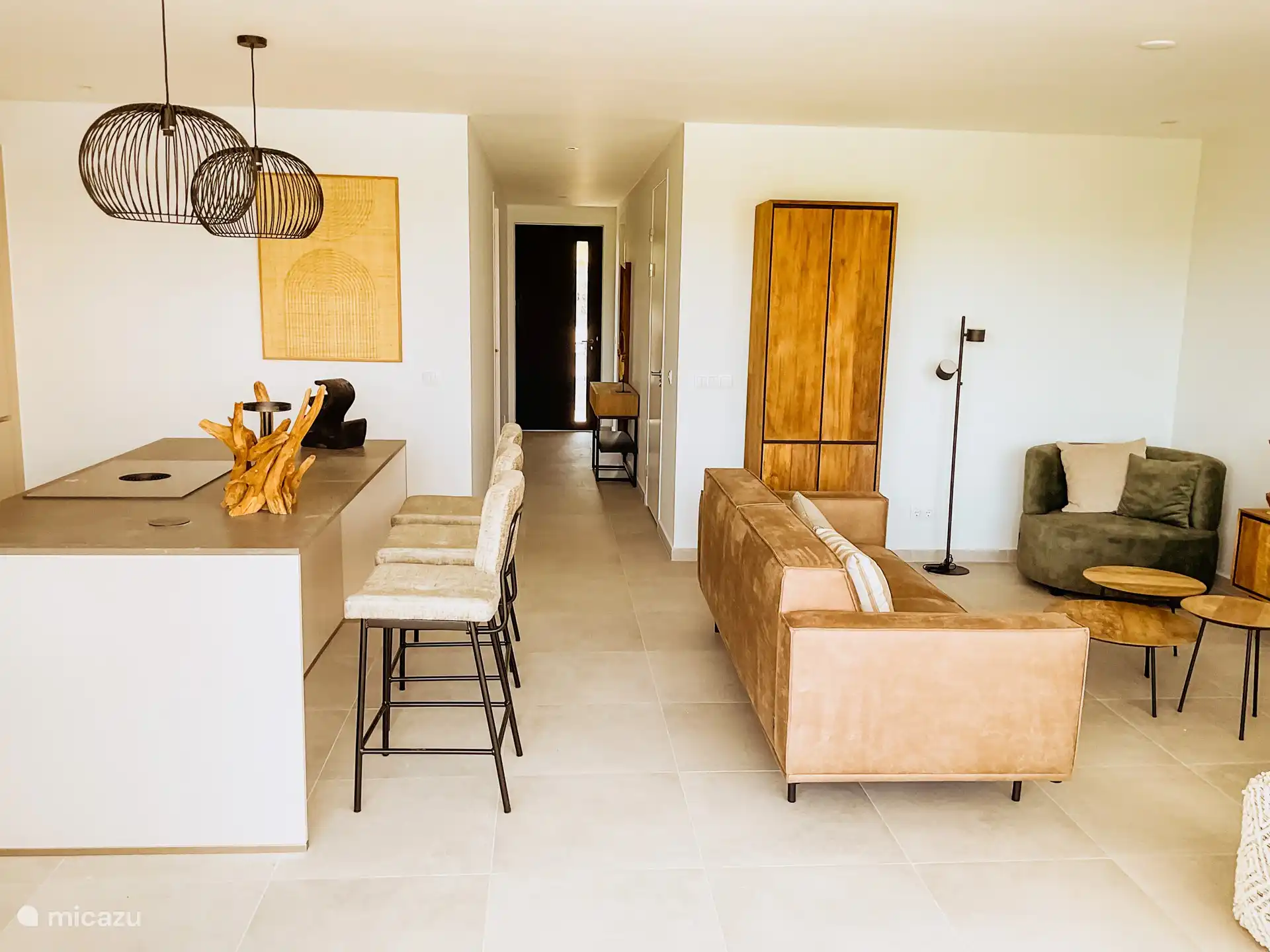 Amplio salón con zona de estar