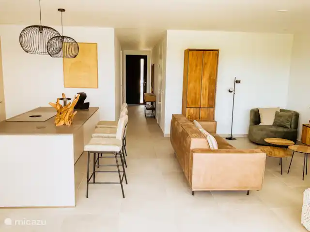 Apartamento de lujo en Blue Bay en Curazao, Curazao Centro, Blue Bay - apartamento Amplio salón con zona de estar