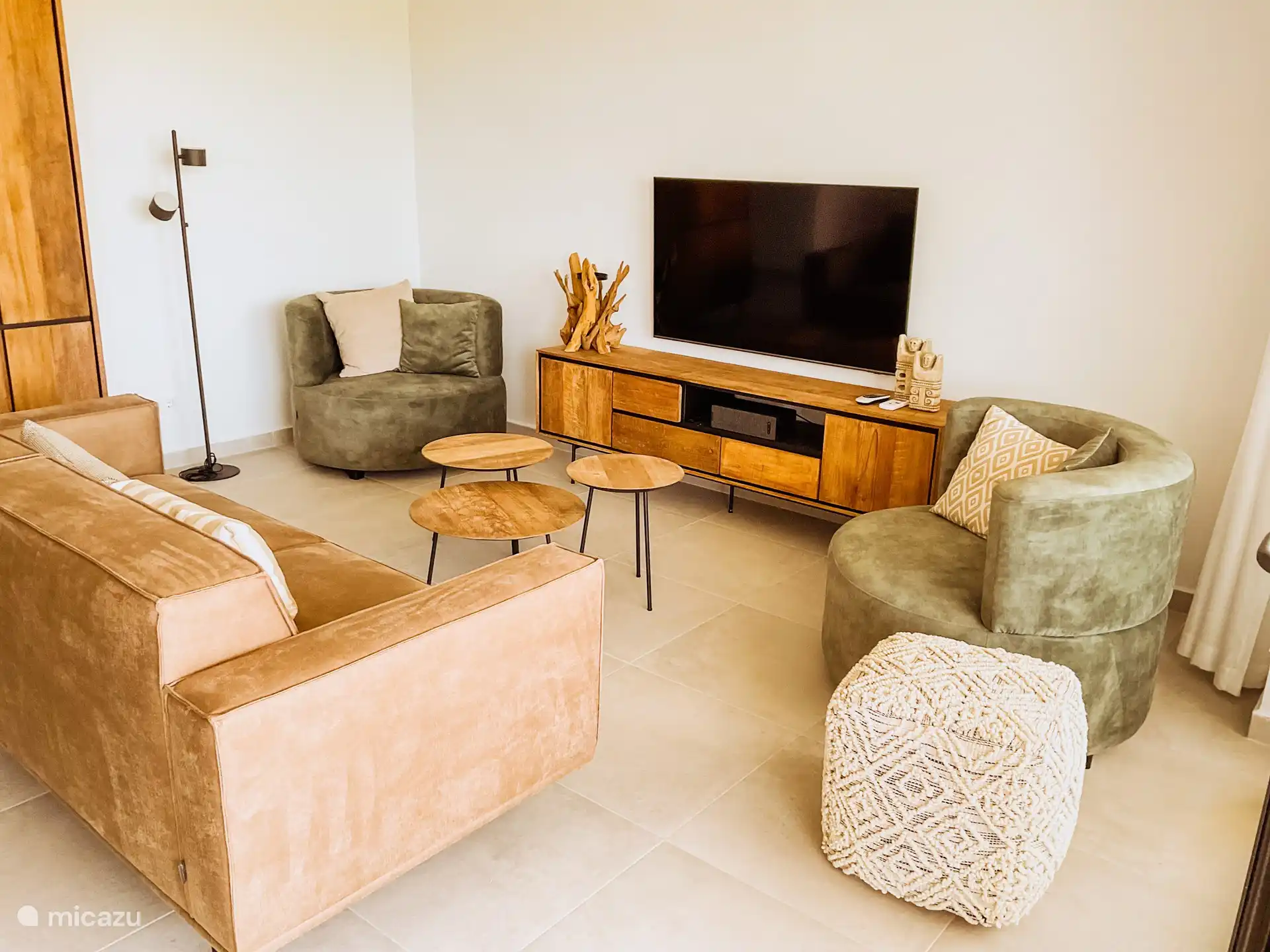 Preciosa sala de estar con TV