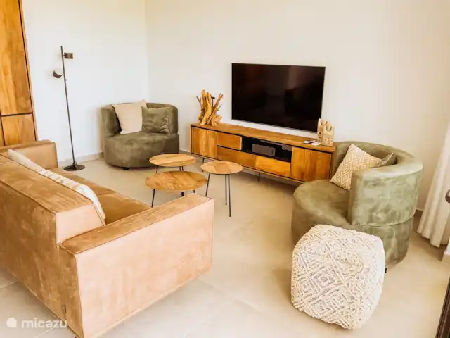 Apartamento de lujo en Blue Bay en Curazao, Curazao Centro, Blue Bay - apartamento Preciosa sala de estar con TV