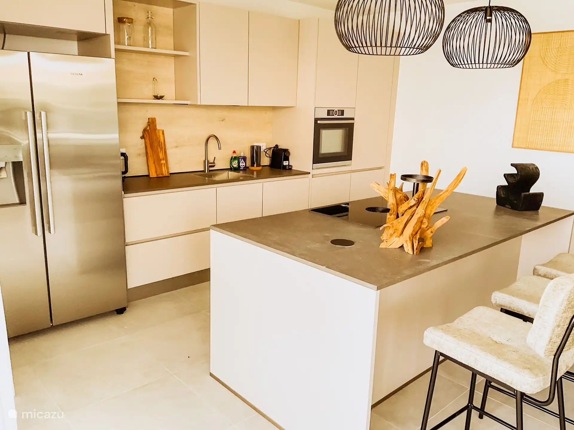 Cocina de lujo con todos los electrodomésticos. 