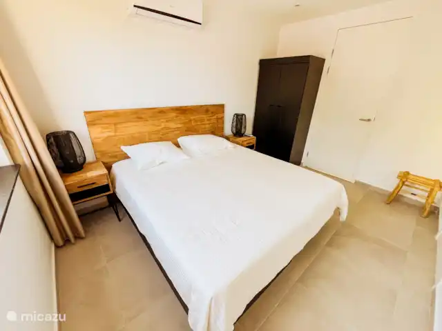 Apartamento de lujo en Blue Bay en Curazao, Curazao Centro, Blue Bay - apartamento Amplio dormitorio con aire acondicionado y smart TV.