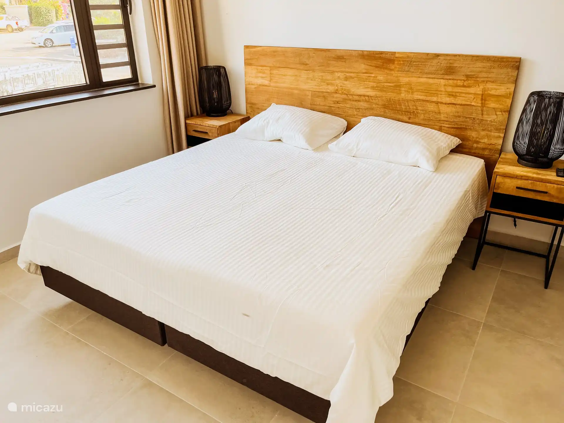 Amplio dormitorio con aire acondicionado y smart TV.