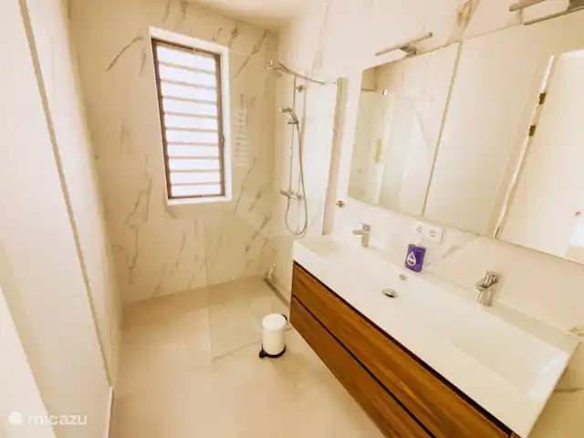 Apartamento de lujo en Blue Bay en Curazao, Curazao Centro, Blue Bay - apartamento Baño espacioso