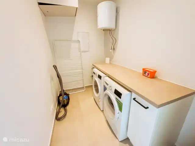 Apartamento de lujo en Blue Bay en Curazao, Curazao Centro, Blue Bay - apartamento Cuarto de lavado con lavadora y secadora.