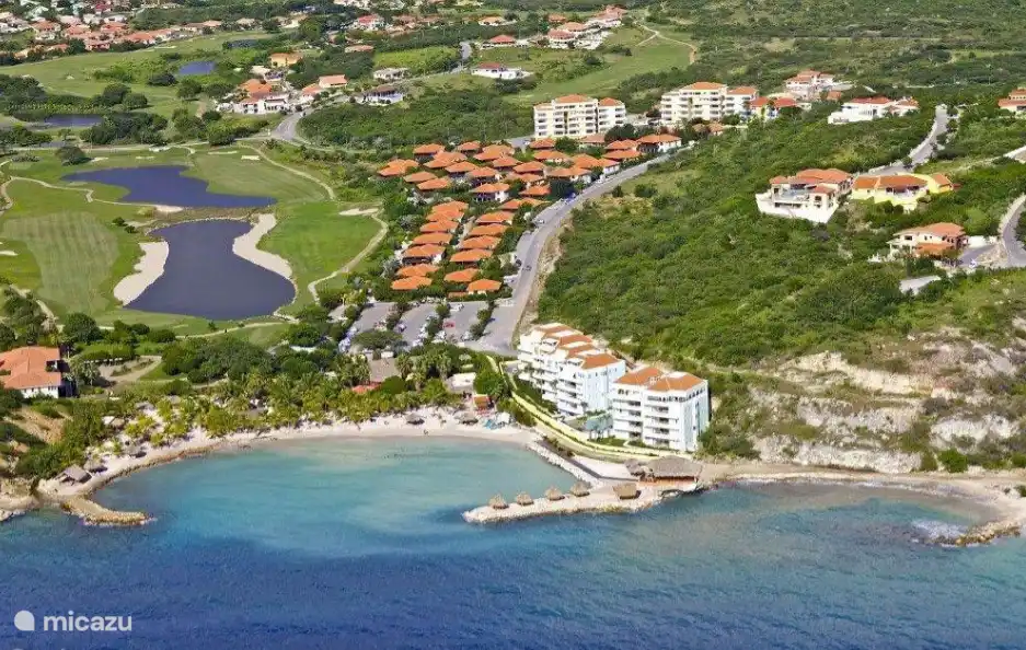 A poca distancia de la playa de Blue Bay