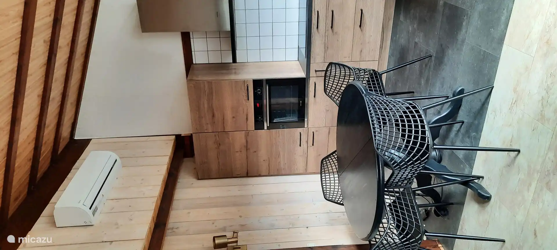 Cocina con combinaci&#243;n de frigor&#237;fico y congelador. Horno y productos de limpieza disponibles.