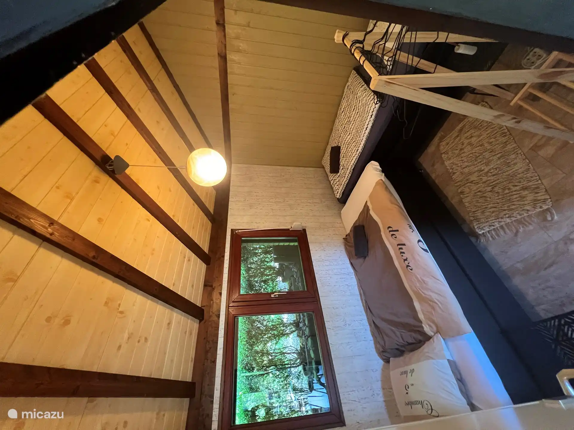 Dormitorio con dos camas individuales