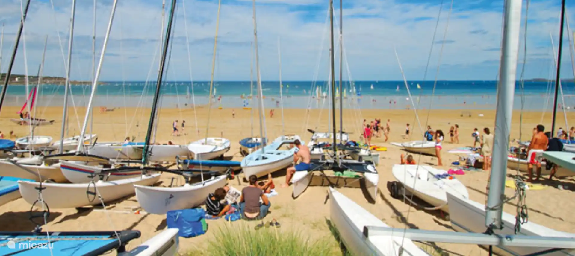 der Strand unter dem Haus mit den Booten des Segelclubs