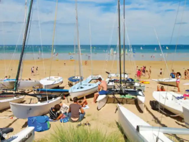 Location de Vacances France, Côtes-d'Armor, Saint-Cast-Le-Guildo, appartement - Villa Ultramarine 1 à Saint Cast la plage sous la maison avec les bateaux du club de voile