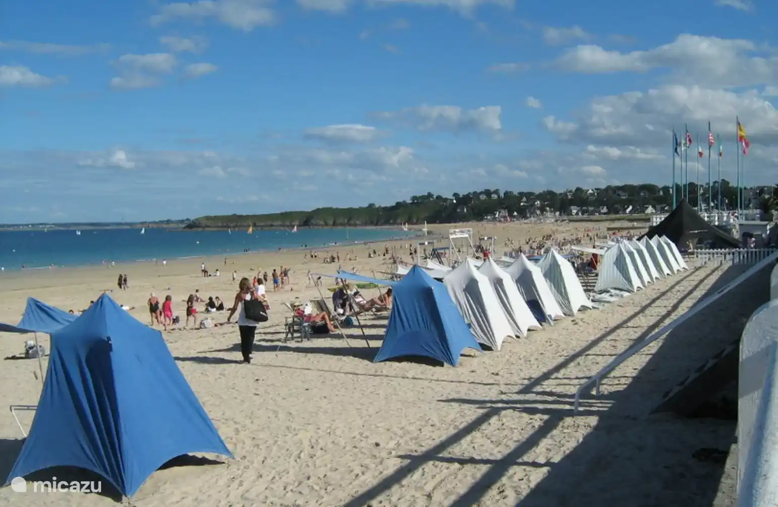 der Hauptstrand in der Sommersaison