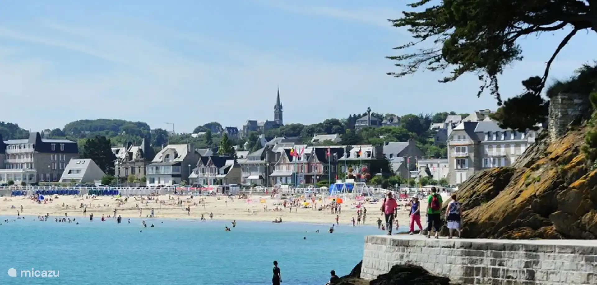 der Hauptstrand in der Sommersaison