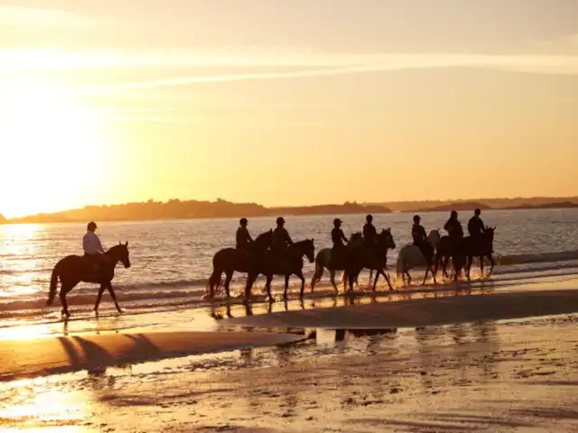 Location de Vacances France, Côtes-d'Armor, Saint-Cast-Le-Guildo, appartement - Villa Ultramarine 1 à Saint Cast faire de l'équitation sur la plage