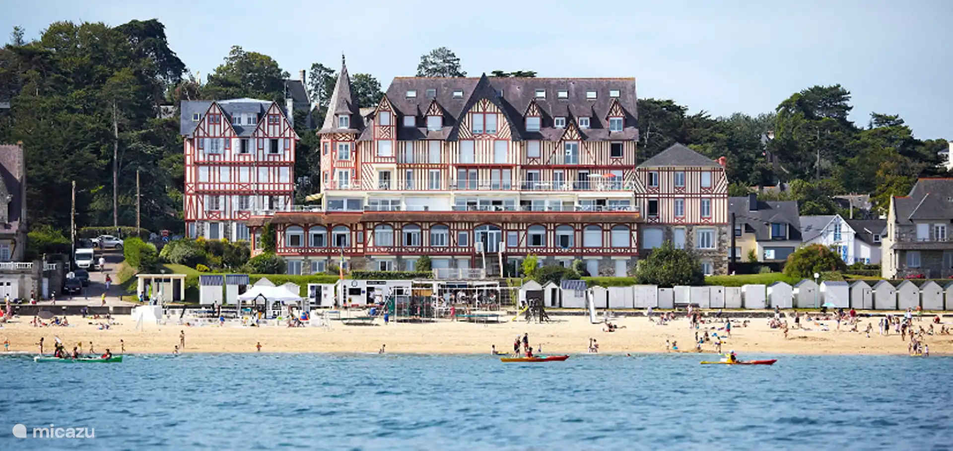 der Hauptstrand in der Sommersaison