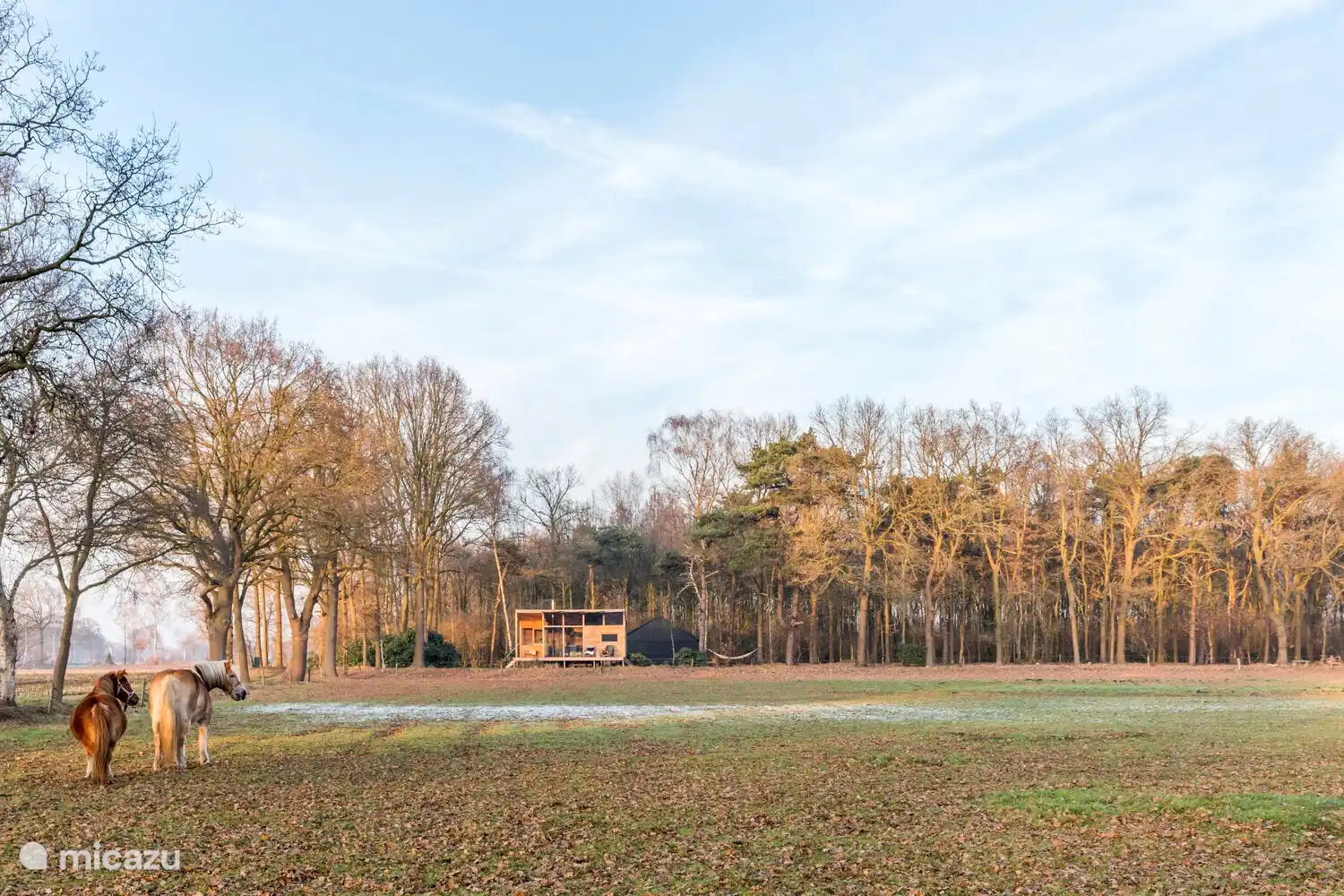 La maison est complètement isolée avec sa propre allée.