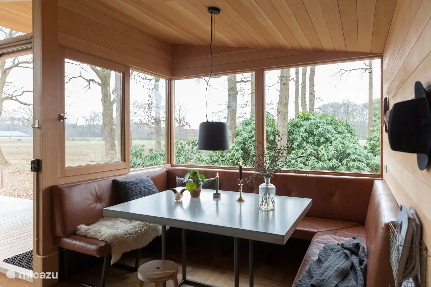 Coin repas avec vue dégagée tout autour