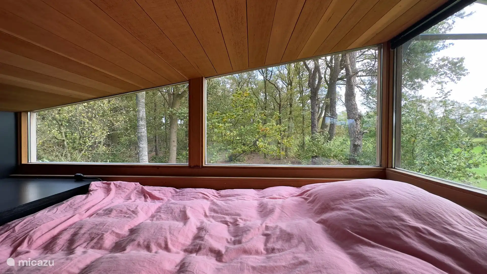 Nid d’oiseau à l’étage.
Se réveiller avec le soleil qui se lève.
(accessible uniquement par des escaliers de bar raides.