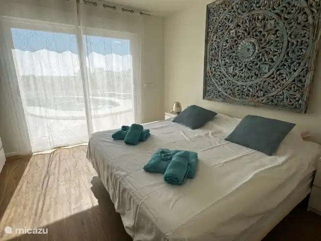 Casa Santa Maya en España, Costa Blanca, Benitachell - villa Dormitorio principal con baño privado y acceso inmediato a la piscina